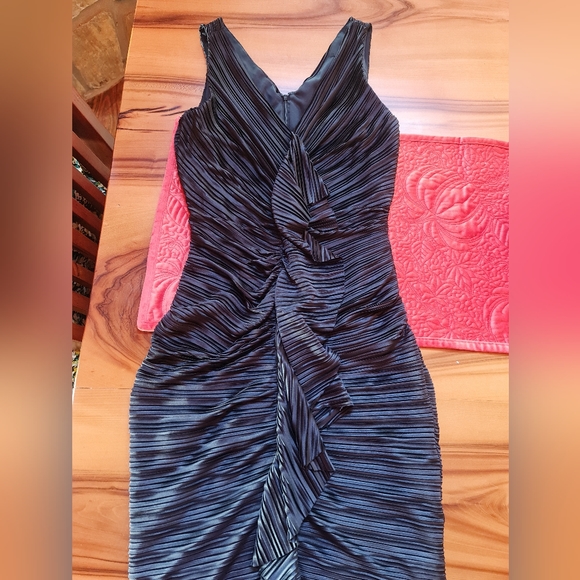 Suzi Chin for Maggy Boutique Knee Length Deep V Ruched Stretch EUC Size 8 - Picture 7 of 7